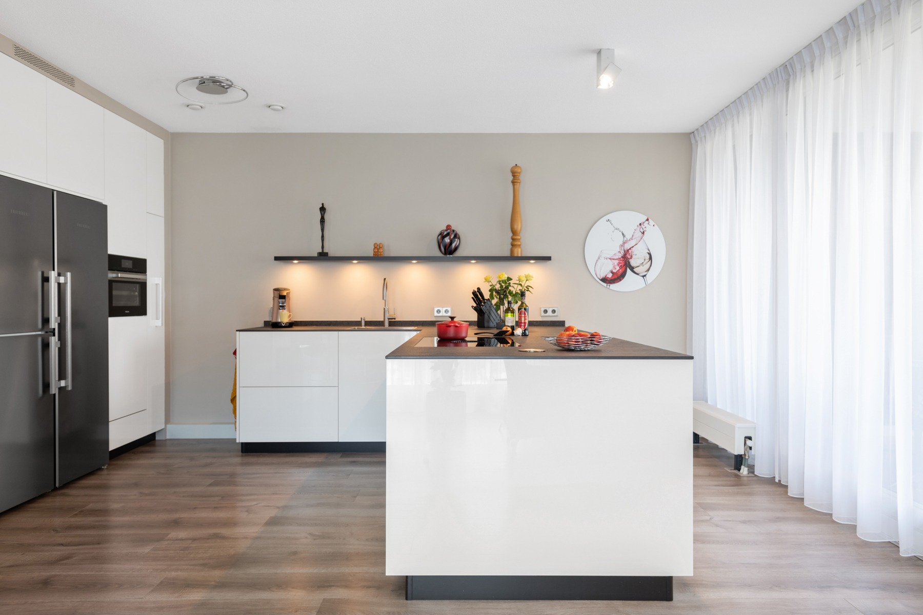 Moderne witte keuken