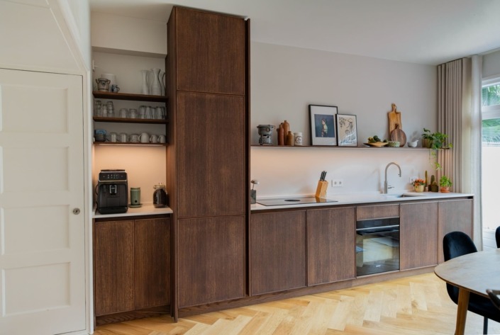 Lichte Japandi keuken met houten kasten en ruimtelijk gevoel