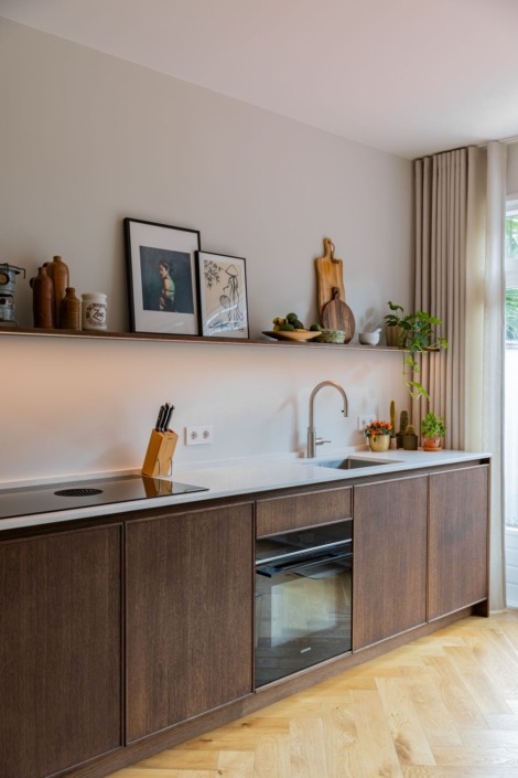 Lichte Japandi keuken met houten kasten en ruimtelijk gevoel