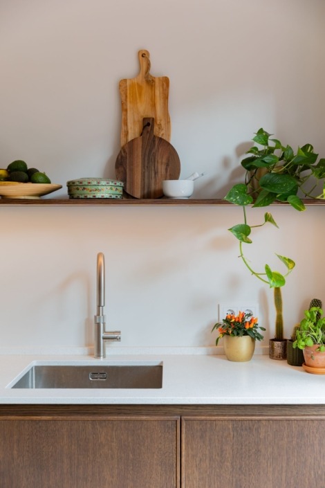Japandi keuken met persoonlijke details, houten fronten en lichte sfeer