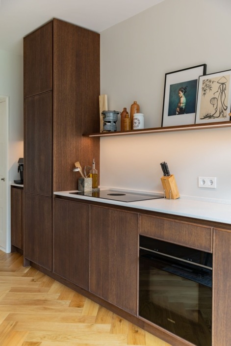 Elegante Japandi keuken met minimalistische vormgeving en houten accenten
