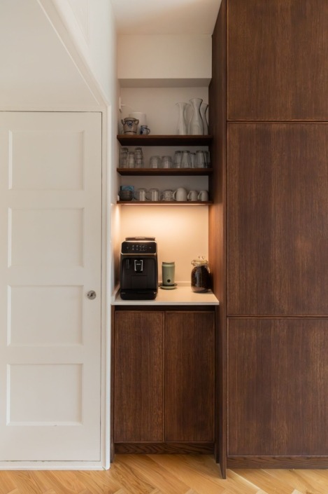 Serene Japandi keuken met houten kasten en wit werkblad