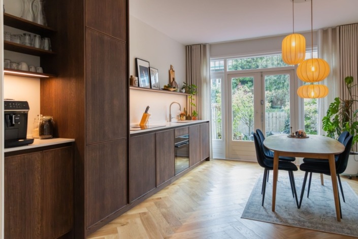 Serene Japandi keuken met houten kasten en wit werkblad