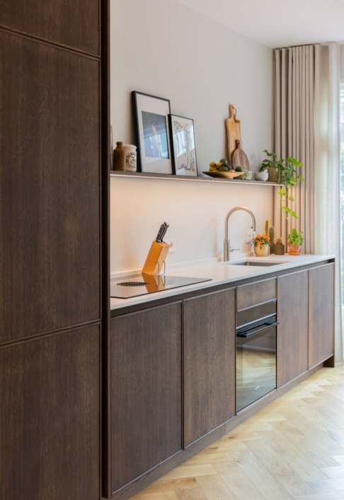 Serene Japandi keuken met houten kasten en wit werkblad