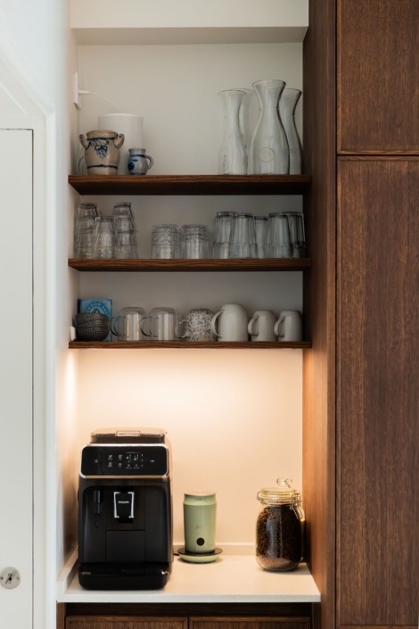 Op maat gemaakte Japandi keuken met eikenhout en open schap