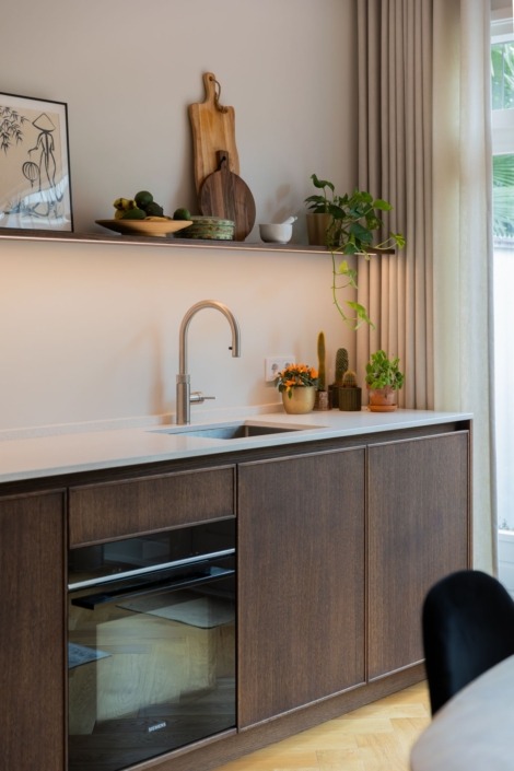 Op maat gemaakte Japandi keuken met eikenhout en open schap