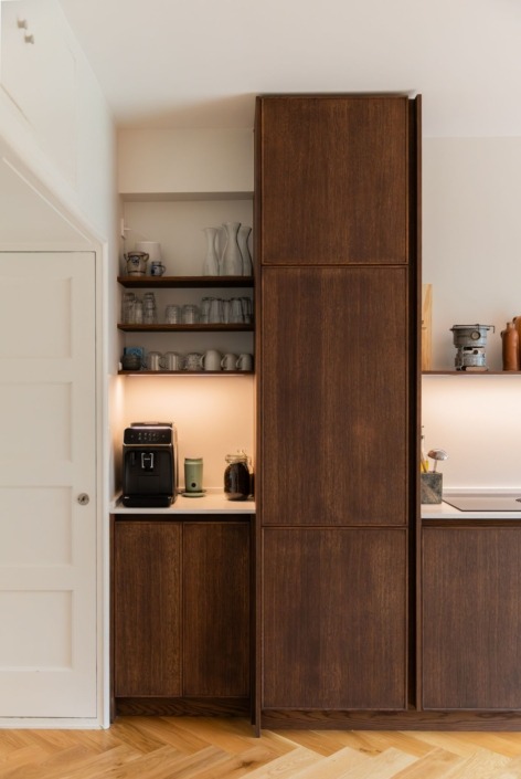 Japandi keuken met vakmanschap, houten details en minimalistische uitstraling