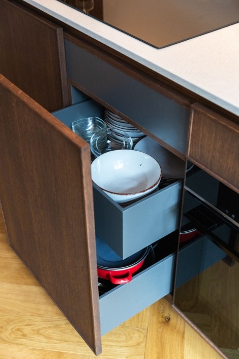 Lichte Japandi keuken met houten kasten en ruimtelijk gevoel