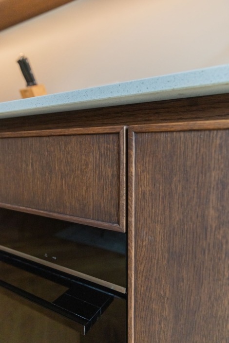 Lichte Japandi keuken met houten kasten en ruimtelijk gevoel