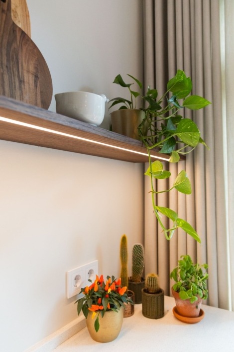 Tijdloze Japandi keuken met houten fronten en wit werkblad in modern interieur