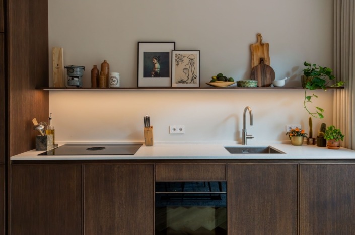 Tijdloze Japandi keuken met houten fronten en wit werkblad in modern interieur