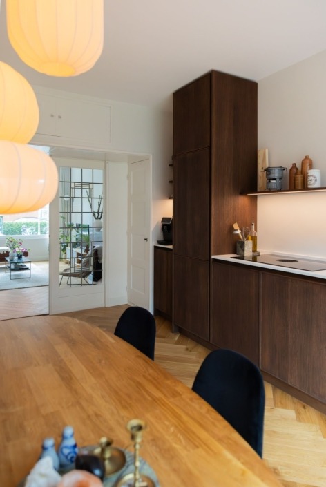 Japandi keuken met natuurlijke materialen, eikenhout en licht interieur