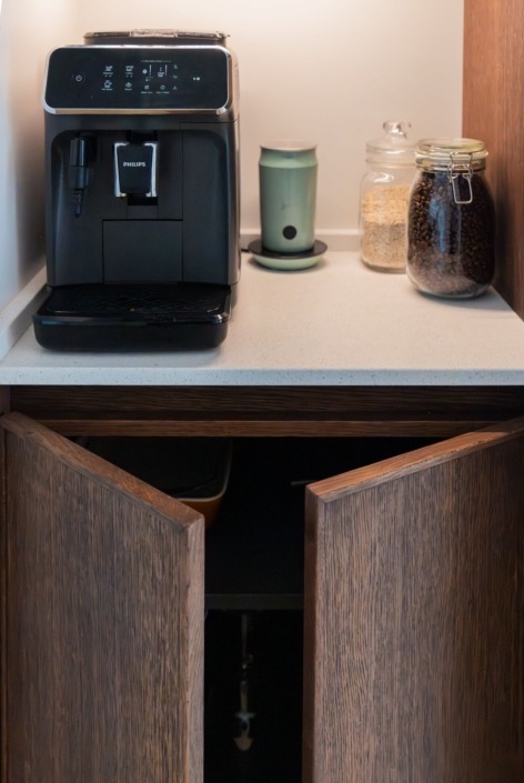 Moderne Japandi keuken met open houten planken, lichte muren en rustige uitstraling