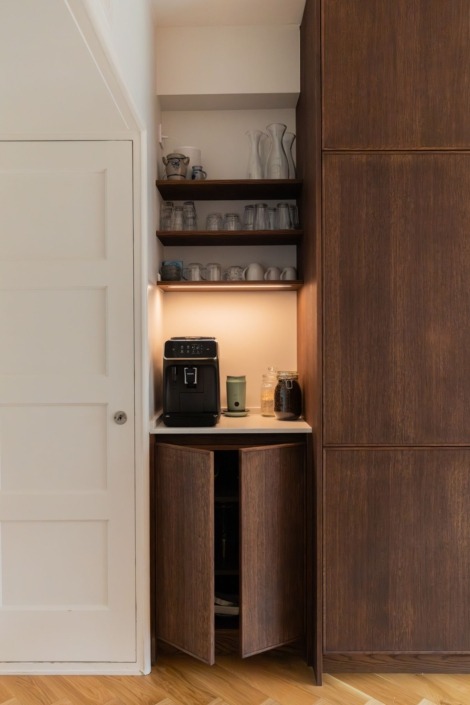 Japandi keuken met eikenhouten kasten, wit werkblad en minimalistische inrichting