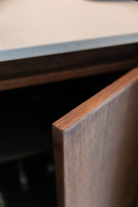 Japandi keuken met persoonlijke details, houten fronten en lichte sfeer