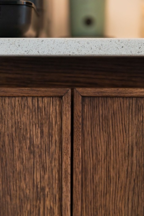 Japandi keuken met persoonlijke details, houten fronten en lichte sfeer