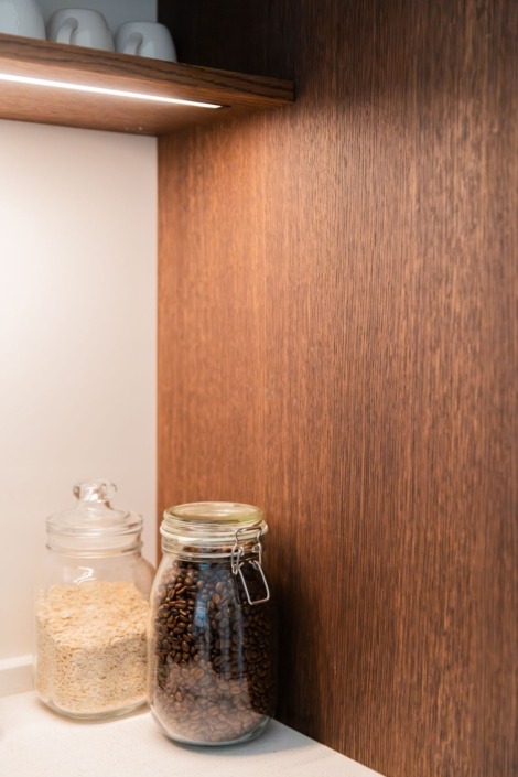 Elegante Japandi keuken met minimalistische vormgeving en houten accenten