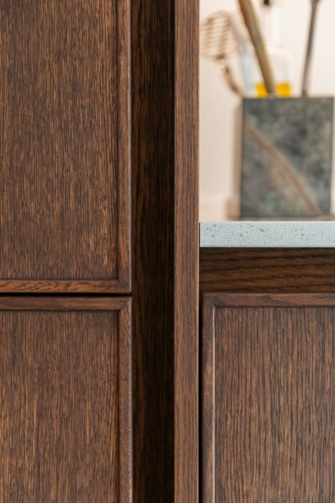 Elegante Japandi keuken met minimalistische vormgeving en houten accenten