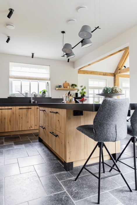 Landelijke eikenhouten keuken op maat - kookeiland