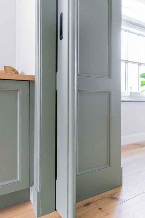 Landelijke eikenhouten interieurs op maat - en suite deuren en kasten op maat