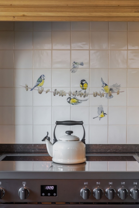 Schoonhoven keukens en interieur: maatwerk keuken. Witte landelijke keuken, ronde kasten en schouw op maat eikenhout
