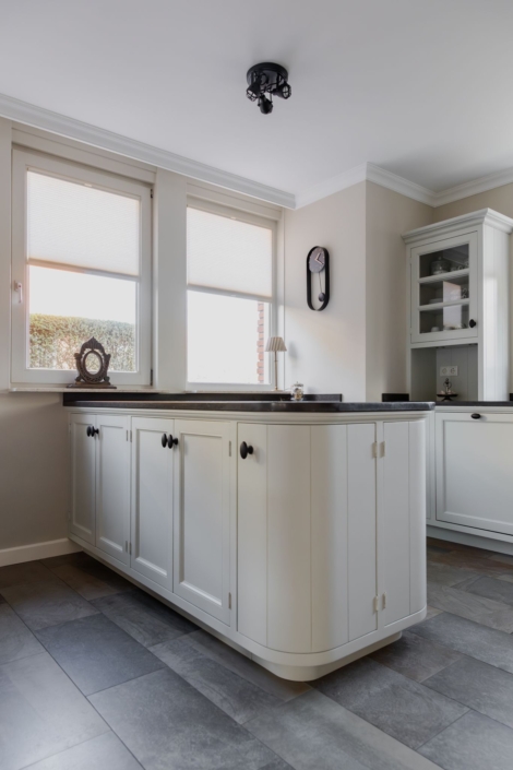 Schoonhoven keukens en interieur: maatwerk keuken. Witte landelijke keuken, ronde kasten en schouw op maat eikenhout