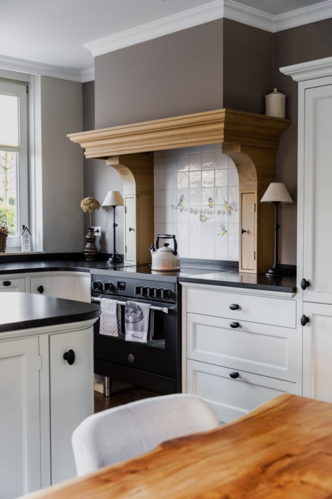 Schoonhoven keukens en interieur: maatwerk keuken. Witte landelijke keuken, ronde kasten en schouw op maat eikenhout