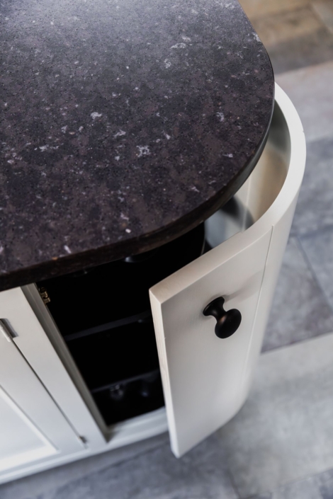 Schoonhoven keukens en interieur: maatwerk keuken. Witte landelijke keuken, ronde kasten en schouw op maat eikenhout