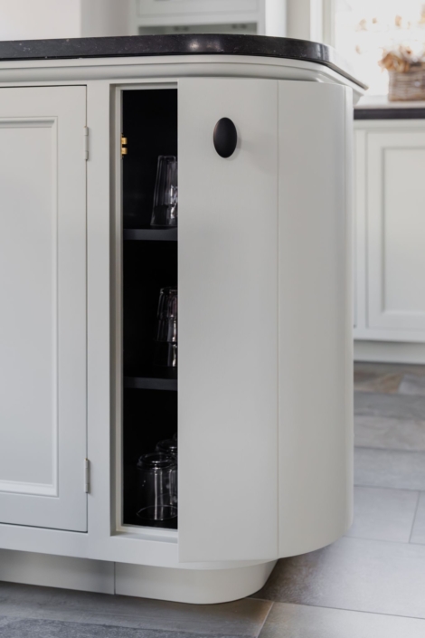 Schoonhoven keukens en interieur: maatwerk keuken. Witte landelijke keuken, ronde kasten en schouw op maat eikenhout