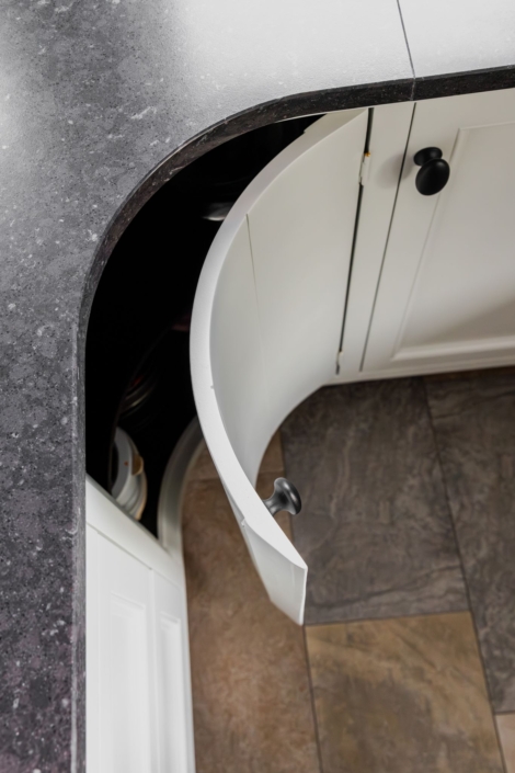 Schoonhoven keukens en interieur: maatwerk keuken. Witte landelijke keuken, ronde kasten en schouw op maat eikenhout