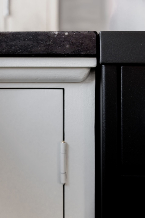 Schoonhoven keukens en interieur: maatwerk keuken. Witte landelijke keuken, ronde kasten en schouw op maat eikenhout