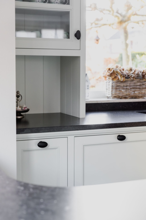 Schoonhoven keukens en interieur: maatwerk keuken. Witte landelijke keuken, ronde kasten en schouw op maat eikenhout