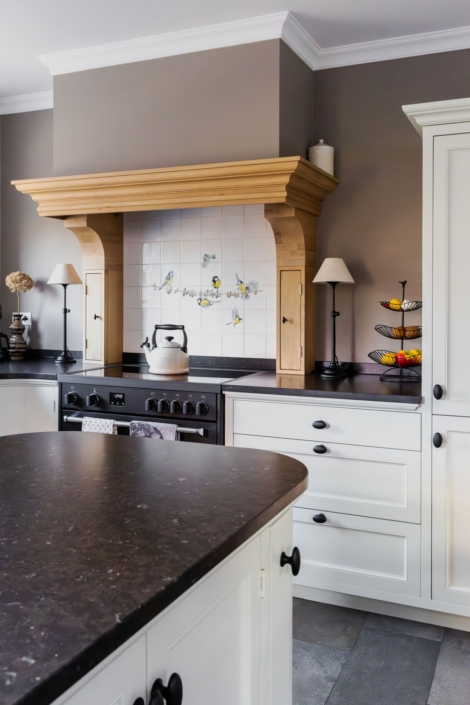Schoonhoven keukens en interieur: maatwerk keuken. Witte landelijke keuken, ronde kasten en schouw op maat eikenhout