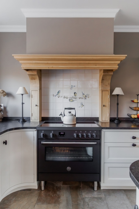 Schoonhoven keukens en interieur: maatwerk keuken. Witte landelijke keuken, ronde kasten en schouw op maat eikenhout