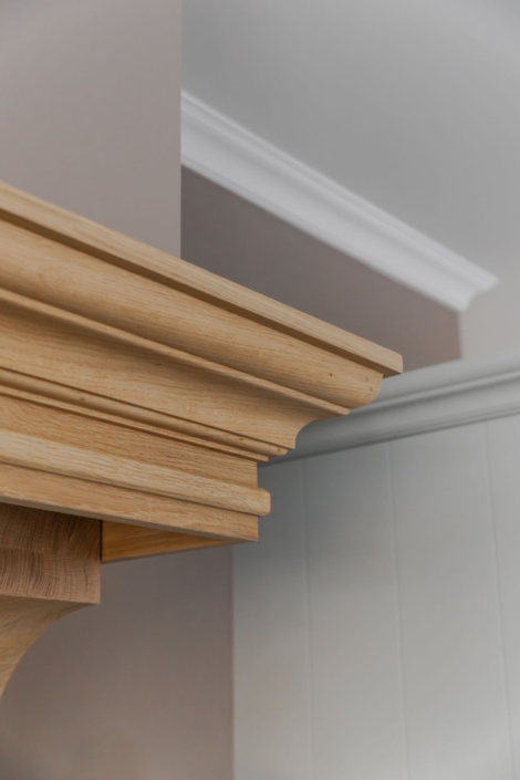 Schoonhoven keukens en interieur: maatwerk keuken. Witte landelijke keuken, ronde kasten en schouw op maat eikenhout