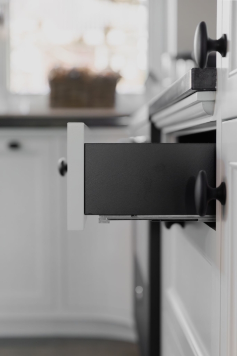 Schoonhoven keukens en interieur: maatwerk keuken. Witte landelijke keuken, ronde kasten en schouw op maat eikenhout