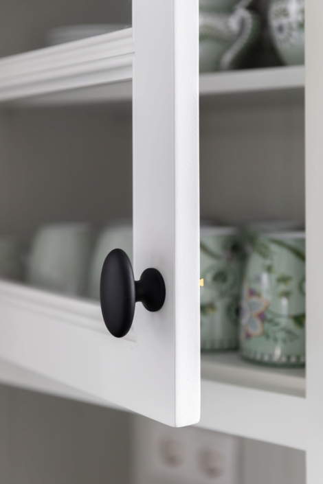 Schoonhoven keukens en interieur: maatwerk keuken. Witte landelijke keuken, ronde kasten en schouw op maat eikenhout