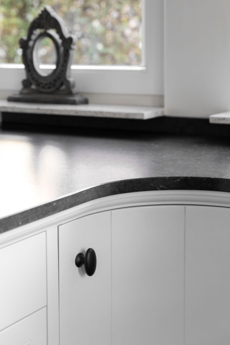 Schoonhoven keukens en interieur: maatwerk keuken. Witte landelijke keuken, ronde kasten en schouw op maat eikenhout