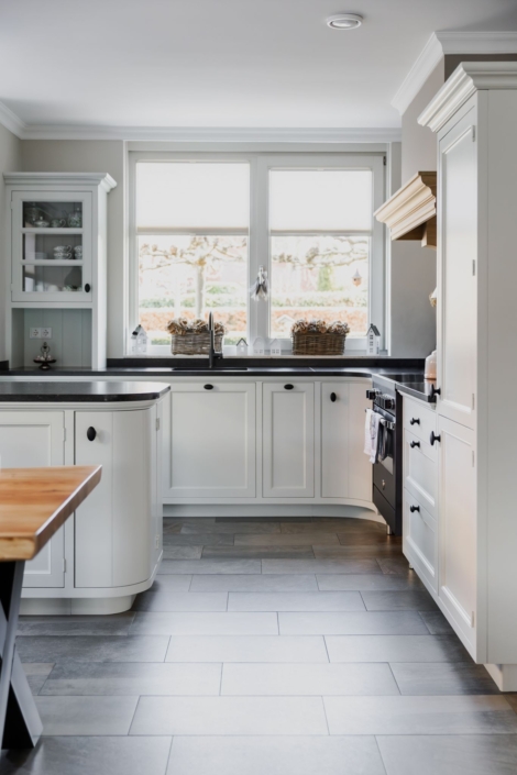 Schoonhoven keukens en interieur: maatwerk keuken. Witte landelijke keuken, ronde kasten en schouw op maat eikenhout