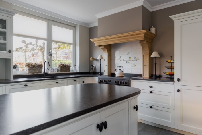 Schoonhoven keukens en interieur: maatwerk keuken. Witte landelijke keuken, ronde kasten en schouw op maat eikenhout