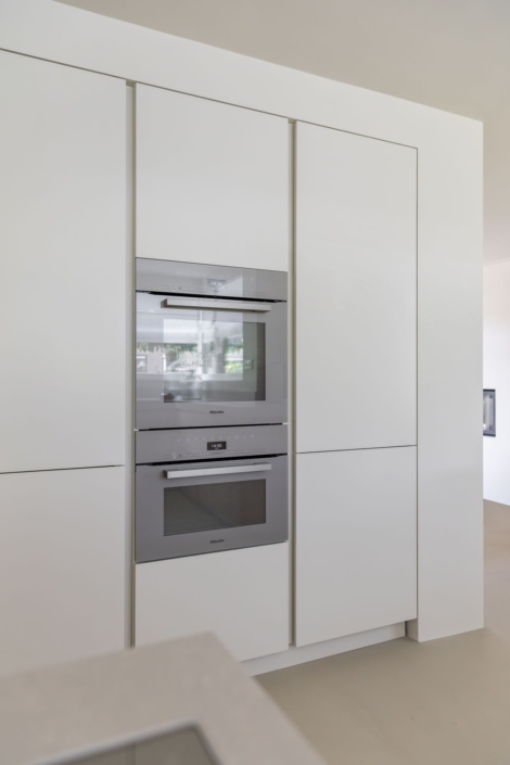 japandi-keuken-op-maat-eiken-composiet-20.jpg Wandkast japandi keuken met beige Miele, keukenontwerp op maat uit Schoonhoven
