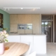 Greeploos kookeiland in lichte greige tint met Dekton Sabbia werkblad