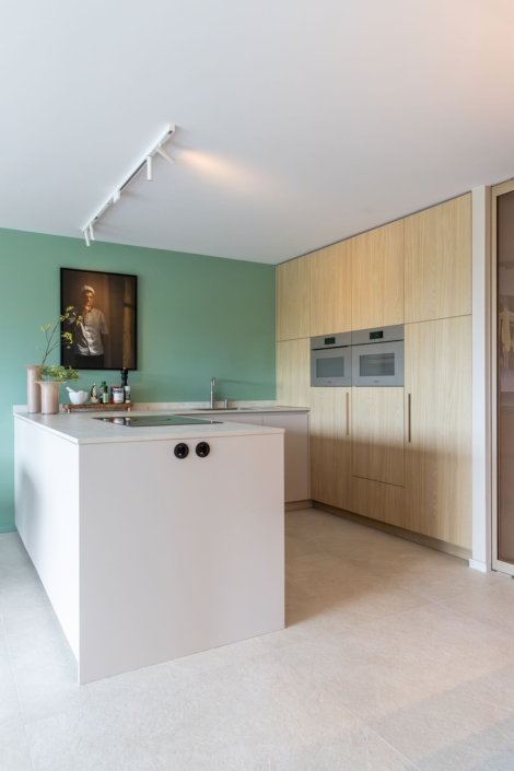Greeploos kookeiland in lichte greige tint met Dekton Sabbia werkblad