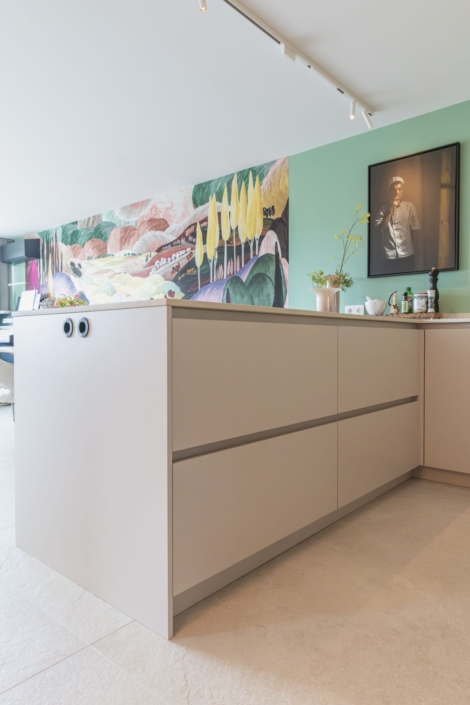Dekton werkblad in kleur Sabbia afgewerkt door Steenhouwerij Smits in maatwerkkeuken