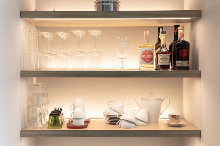 Hoge kastenwand in houtlook met natuurlijke nerf in moderne keuken