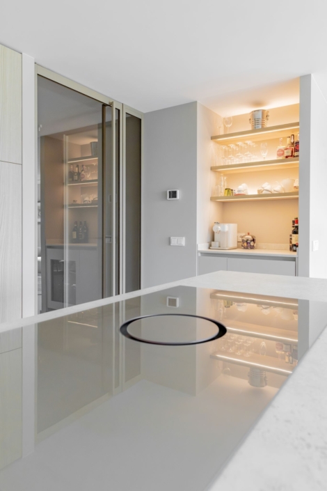Hoge kastenwand in houtlook met natuurlijke nerf in moderne keuken