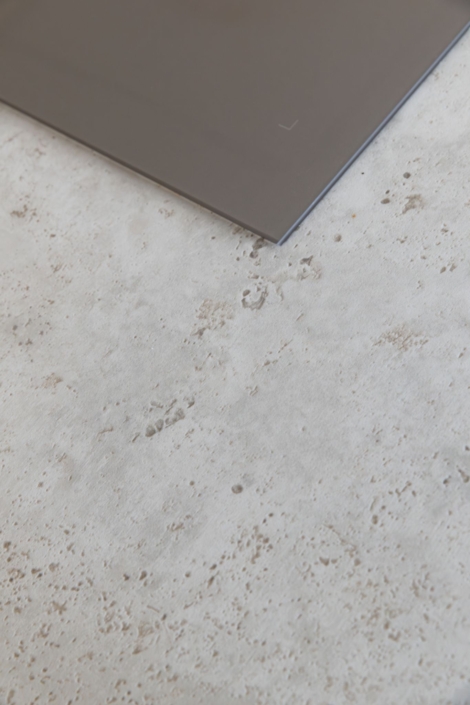 Dekton werkblad in kleur Sabbia afgewerkt door Steenhouwerij Smits in maatwerkkeuken