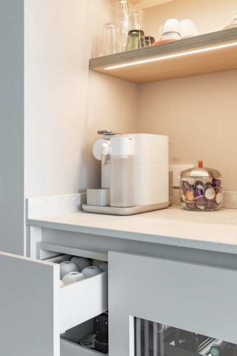 Hoge kastenwand in houtlook met natuurlijke nerf in moderne keuken