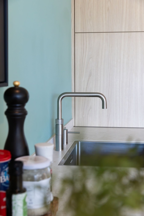 Spoelplek met Quooker Fusion Square roestvrijstaal en Makus Moon kookplaat in maatwerkkeuken